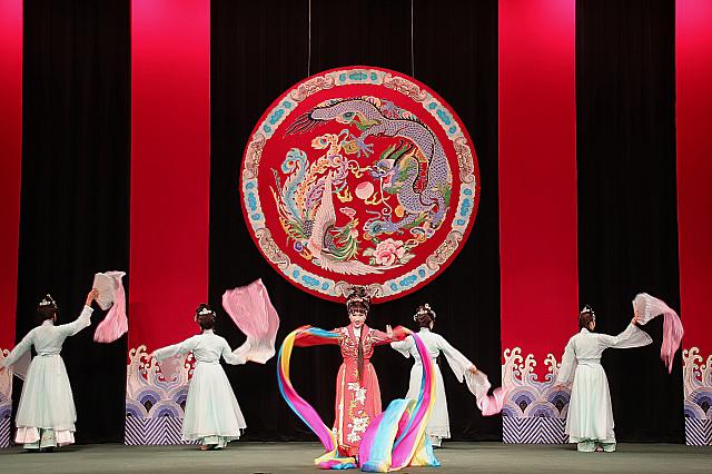 今回の演目「魚美人」は、人間である張珍に恋をした鯉の精が、張珍の許嫁の娘・金牡丹の姿に変身し恋を成就させるというラブストーリー。