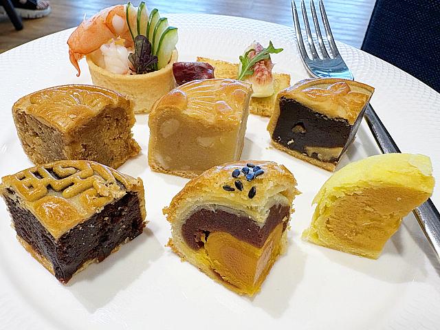 左奥から、「XO干貝烏魚子」、「夏威夷豆蓮蓉」、「紅棗桂圓泥核桃」、左手前から「紅棗桂圓」、「菠蘿蛋黃酥」、「奶黃流心酥」。