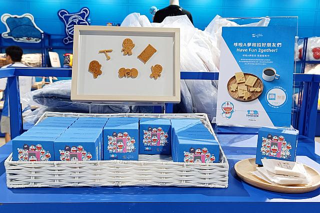 色々見た中でナビが気にいったのがこの子～！微熱山丘(サニーヒルズ)とコラボしている、ドラえもんバージョンの「山丘芭娜娜(バナナワッフルクッキー)」！