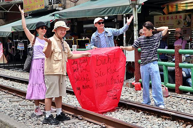 十分スカイランタン体験