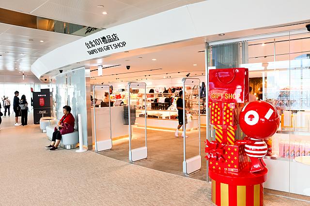 89F展望台フロアのスーベニアショップ