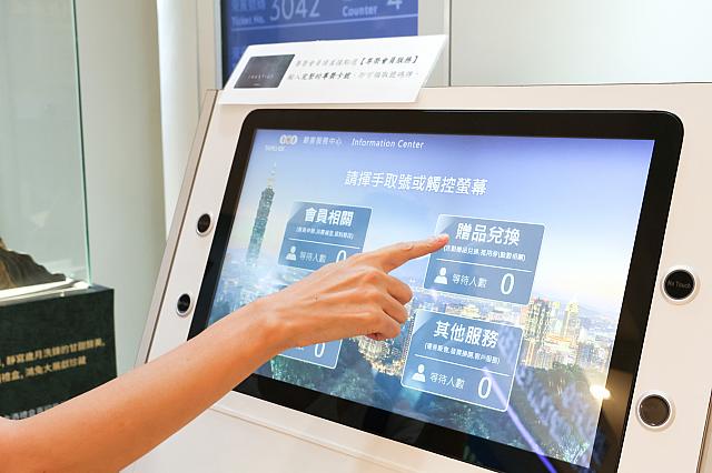 (1)マシンで「贈品兌換」をクリックして受付番号札を発行