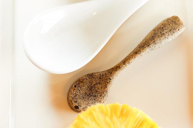 ごまから作られたスプーンはそのまま杏仁茶を掬って飲めますよ～！