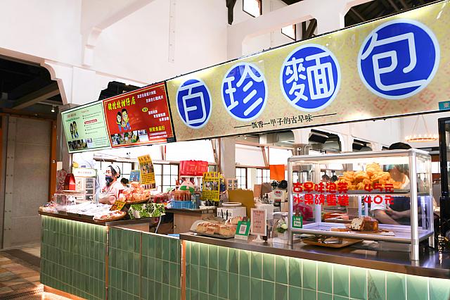 シュークリームが人気の老舗のパン屋さんがモダンに変身していました(本店は今でも西門市場側にあり)。