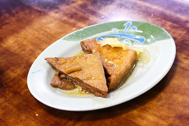 <b>油豆腐(ヨウドウフ)10元×2</b><br>おかずに厚揚げの煮たやつを。付け合わせにガリがちょこっとついてきました。