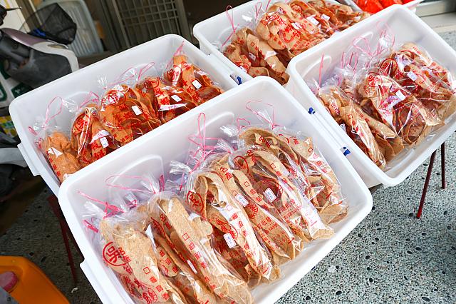 作業は見れなかったけど……でも大丈夫！店頭には大量の袋が。