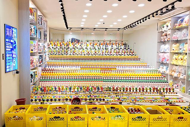 南部の夜市でよく見かける輪投げのお店も見かけました。臨江街觀光夜市(通化街夜市)以外の夜市でも見かけるようになってきたので、北部の人たちも輪投げの楽しさに目覚めてしまったのかしら？