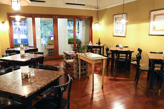 2階は木の温かみが感じられるお洒落なムード。デートにもよさそう！