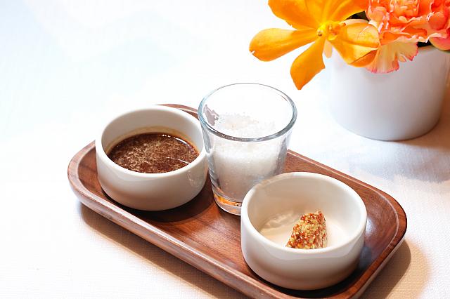 そのままでも十分おいしいのですが、塩・オリジナルソース・マスタードで味変をしながら食べ比べてみてください。ステーキと共に添えられた焼きニンニクと一緒に食べてもウマウマ♡