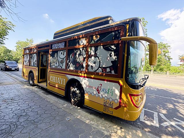 「光林我嘉線」の車両はかわいらしいラッピングが目印で、中もしっかり装飾されています。旅の気分が上がりますよね。