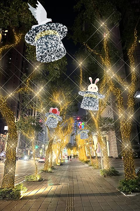 4.「神奇魔術帽」17:30～23:00 中山路人行道