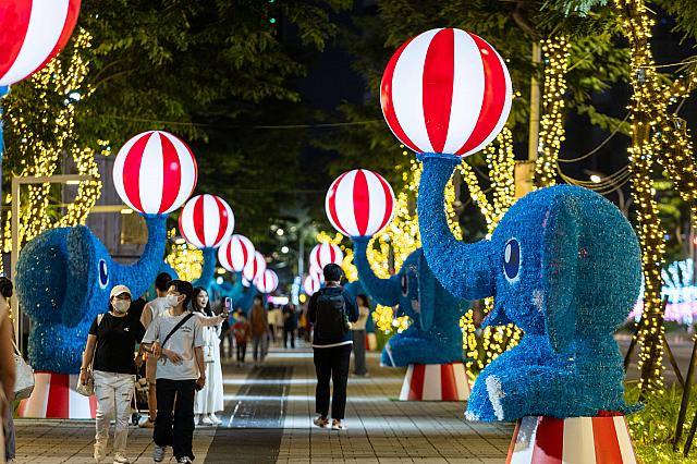 1.「大象轉轉球」17:30～23:00 縣民大道人行道