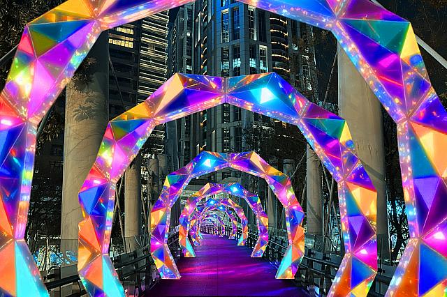 5.「魔幻舞環」17:30～23:00 新府路天橋