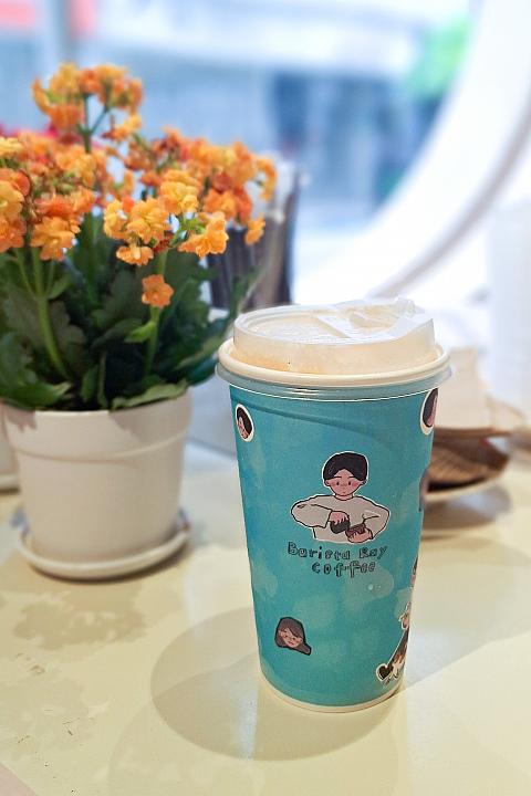 台南の店舗同様、テイクアウトしていく人が多い印象で、丸窓から商品を受け取ることができます。