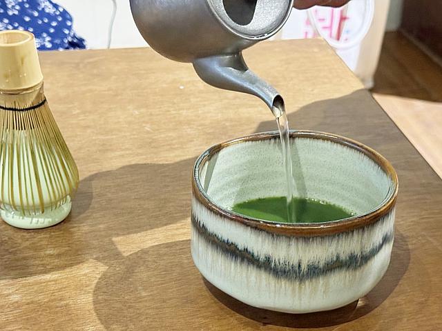 そして、「堀川茶事」は宇治抹茶を使ったケーキやパフェも好評で、抹茶好きが必ず訪れると言われるほどの人気なんだとか。なのに、ナビは抹茶そのものの実力を見てみることに！