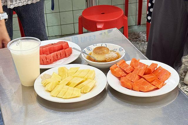 カットフルーツはボリュームたっぷり！どれもみずみずしくて新鮮！これを使ってフレッシュジュースにするのだから、地元民がひっきりなしに訪れるのも納得しちゃいます