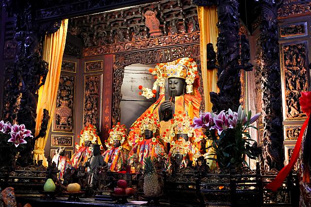 「嘉義城隍廟」は清の時代、康熙五十四(1715)年に建立された道教の寺院です。地域の守り神である城隍爺ほか数多くの神様がまつられ、現在は国定古蹟にも指定されている由緒ある廟なんですよ。