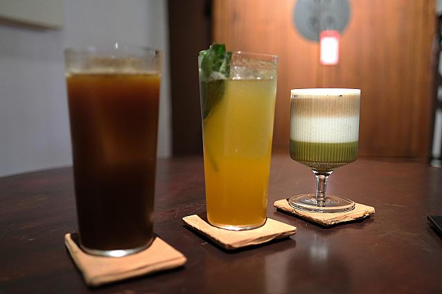 左から新天井可樂(クラフトコーラ)、桔香蘇打(柑橘ソーダ)、擂茶拿鐵(レイチャラテ)