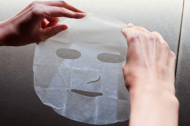 「お菓子かしら？」と手を伸ばすとやけに平べったい。薄いグミみたいな触感。で開けてみたら……うっわ、フェイスマスクじゃん！！！ゲゲッ！