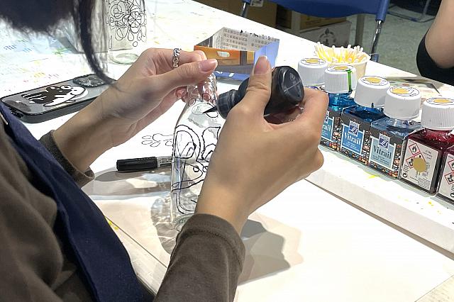 真剣に下絵をなぞっています…