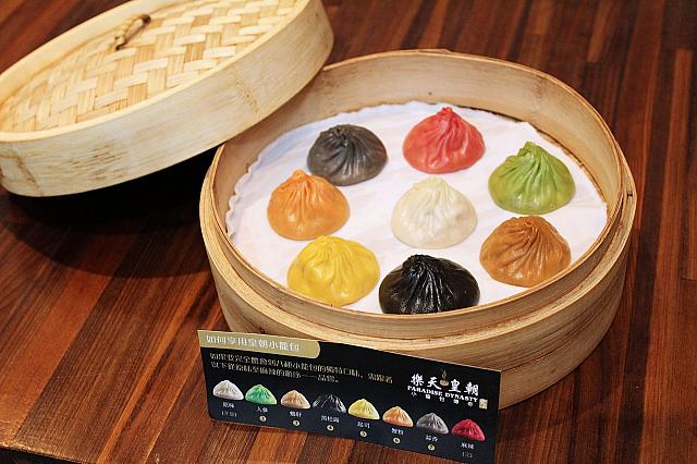 シンガポール発の「楽天皇朝(樂天皇朝 PARADISE DYNASTY)」といえば「八色小籠包」！カラフルな見ためといろんな味が楽しめる小籠包が人気です。