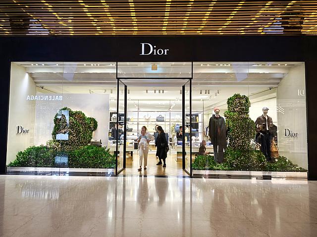 反対側に出ると熊出没！かと思ったら、ツリー型の熊さんでした。角度によっては熊に見えないんだけど……