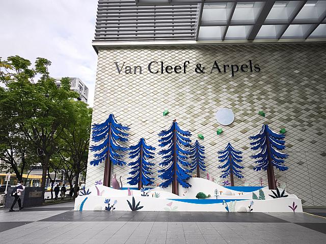 MRT「市政府」駅直結のデパート「微風信義」。1Fの外壁には「Van Cleef & Arpels」によるデコレーションが。テーマは、ウィンターガーデン、大人かわいい♪