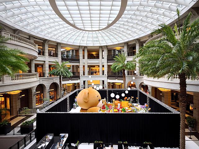 だが、しかし！興奮して写真を撮る人々が殺到したために早くもほころびが……。見学の際は、ルールを守って係員の指示に従ってくださいね。