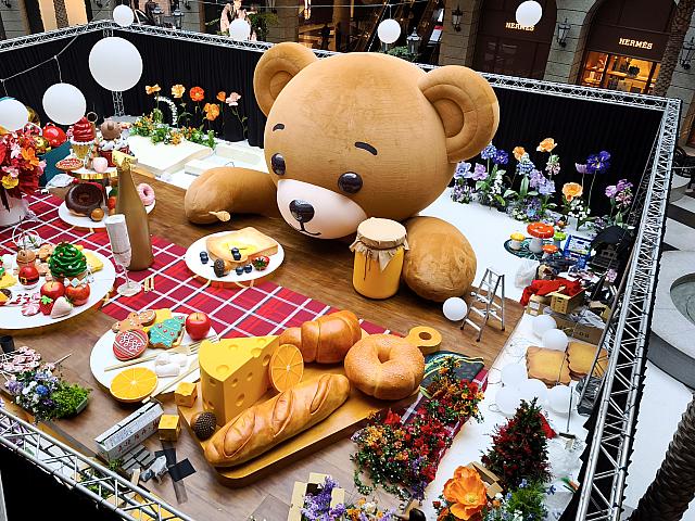 巨大なクマさんがご馳走食べてる～かわいい～♡ナビが訪問した翌日から一般公開はスタートしました。