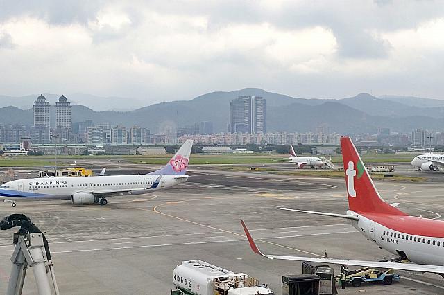 飛行機の時間まで余裕がある方はターミナル内を歩いてみてはいかが？新しくなった展望台にも、ぜひ足を運んでみてくださいね！