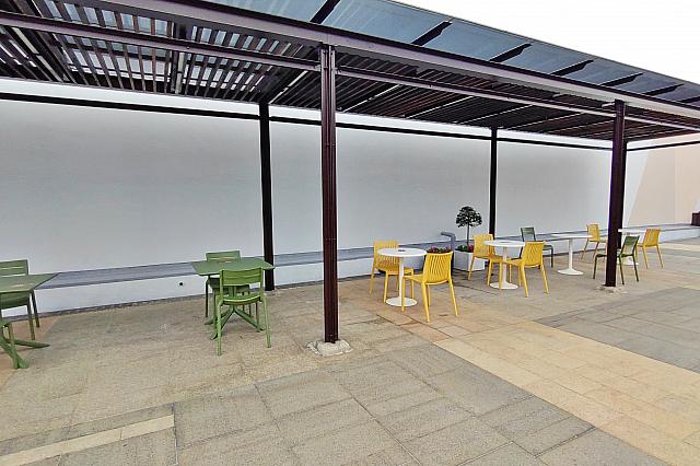 屋根付きの休憩スペース。