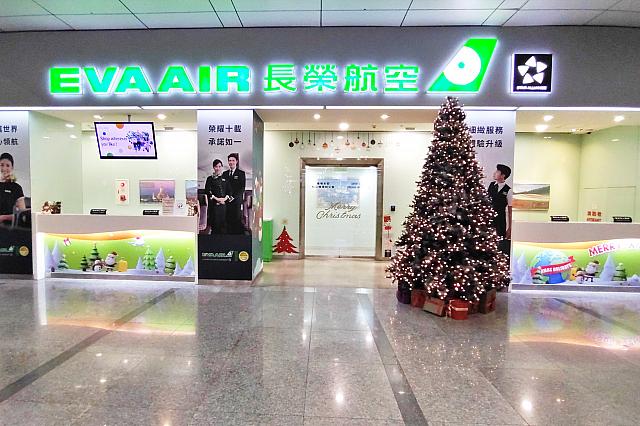 エバー航空のカウンター前にもクリスマスツリーが。この時期だけのスペシャルデコ♡