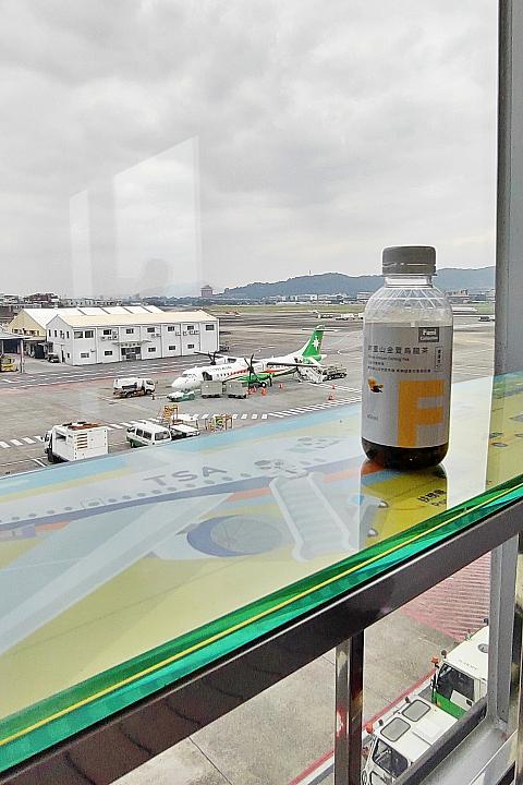 スタンディングテーブル風の台があり、ドリンクでも飲みながら飛行機見学もイイ感じ。こっちは国際線が近いー！毎週土・日曜日の13時半～14時には無料ガイドサービスもありますよ。