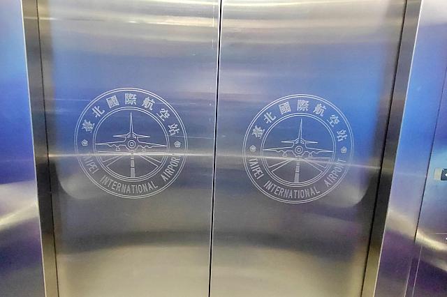 ドアの刻印が素敵です♡