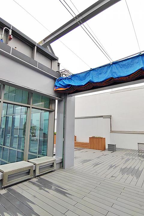 可動式の日よけはあるけれど、雨を通すタイプなんです。