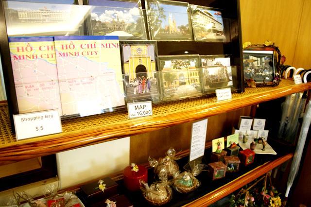 小さな売店には地図や絵ハガキなどがそろえられています。