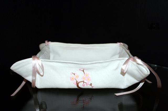 桜の刺繍の入った小物入れ5ドル。