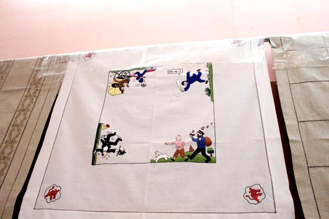 こんなPOPな刺繍も楽しいですね♪タンタンの絵柄テーブルクロス22ドル。