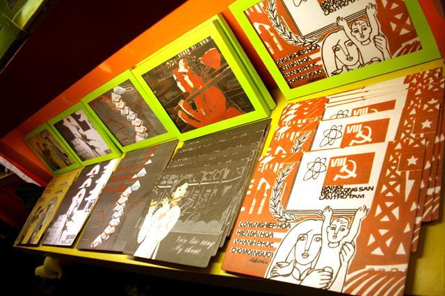 こちらは厚紙で作られた6枚セットのランチョンマット。これも…飾っておきたいほどいい感じ～。６枚セットで16ドル。