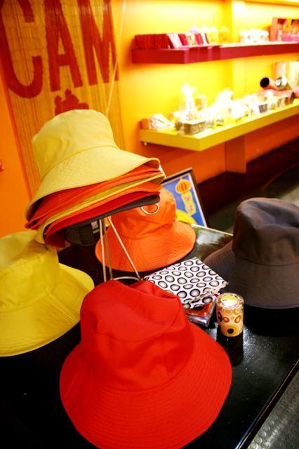 つばの広い帽子は旅行中から活躍してくれそう。