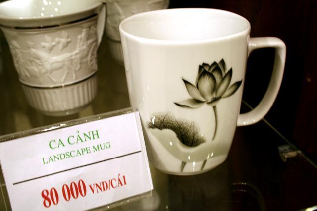 黒で蓮の花が描いてあるモダンテイストなマグカップは8万ドン。