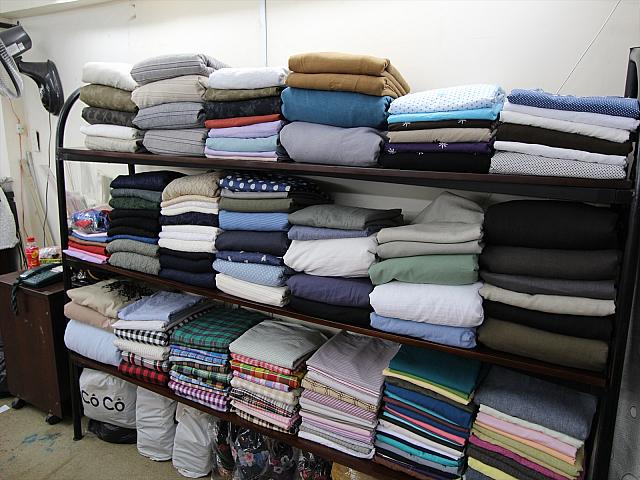 生地やボタンの量は定期的に増えている