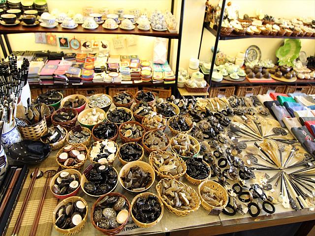 水牛の角から作られた雑貨。箸やスプーンなど調度品関連が多い