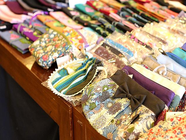 ポーチ、がまぶち小銭いれはともに14万7000ドン