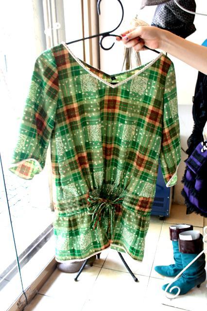 ＜デットストック風の生地のチュニックはリボンが可愛い♪ 35ドル。＞