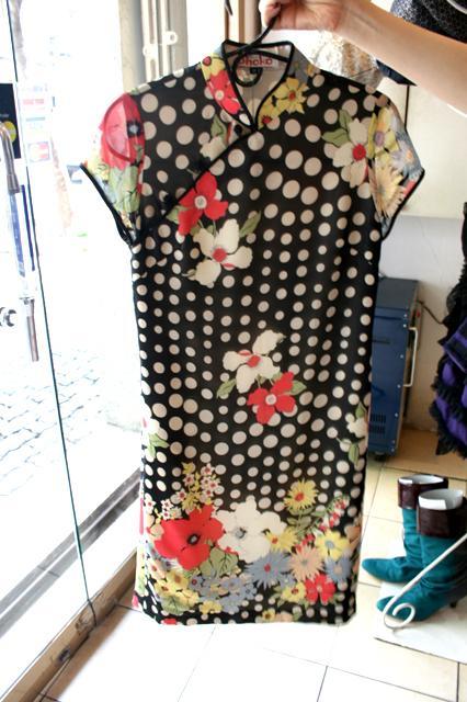 ＜アオザイ風ドレスもどこか巴里っぽい。 45ドル。＞