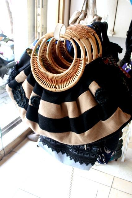 ＜ハンドバックやショルダーバックもフリフリヒラヒラがいっぱい 25ドル～＞