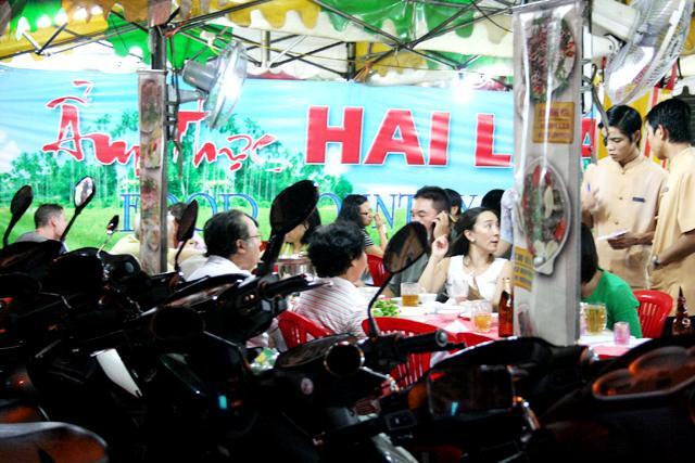 お店の名前は「HAI LUA」！