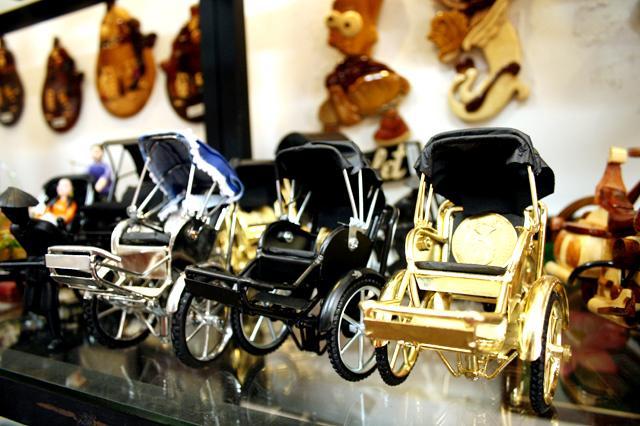 ミニチュアシクロの飾りもの、シルバーと金9万6千ドン。黒8万ドン。