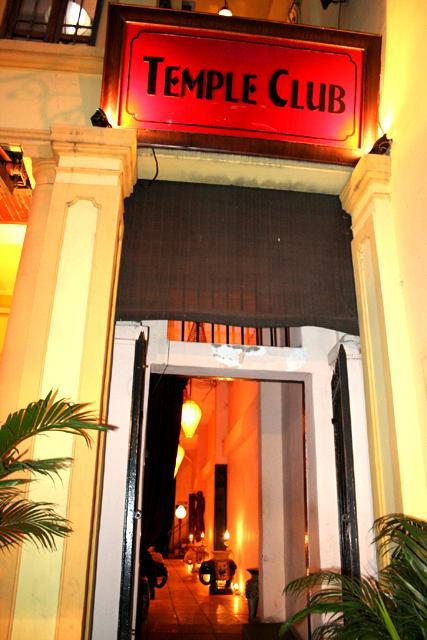 「Temple Club」の惹き込まれそうな入口。 